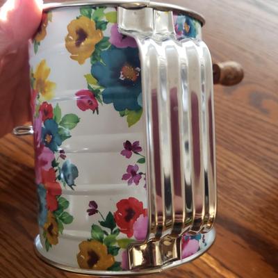 McCoy Ceramic Apple Cookie Jar & Pioneer Woman Sifter (GB-KD)