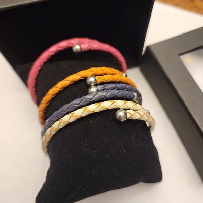 Four stretch pearl bracelets with box