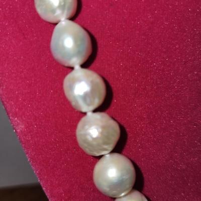 Genesis pearl baroque white necklace