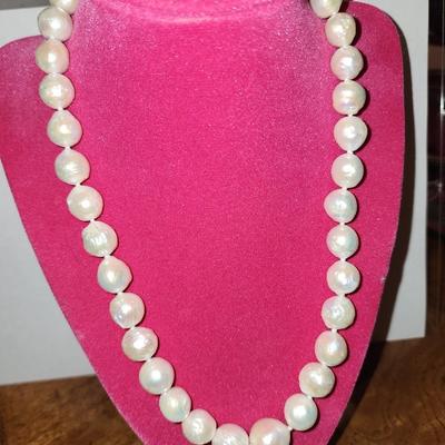 Genesis pearl baroque white necklace