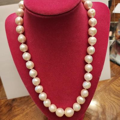 Genesis pearl baroque white necklace