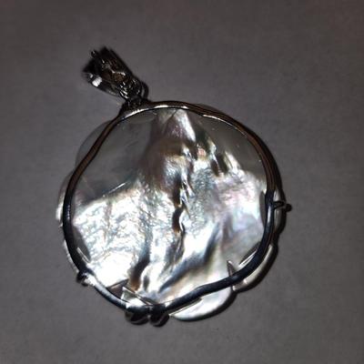 Rose shaped cultured freshwater pearl pendant