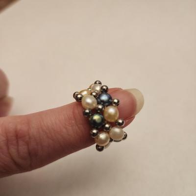 Freshwater cultured pearl stretch ring.