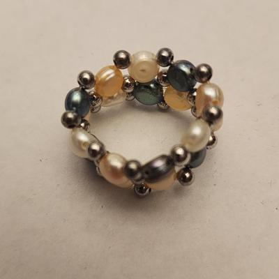 Freshwater cultured pearl stretch ring.