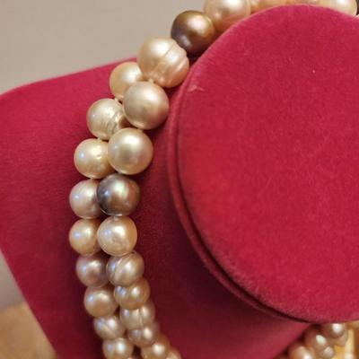 Freshwater cultured pearl necklace and bracelet set.