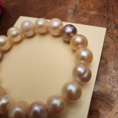Freshwater cultured pearl necklace and bracelet set.