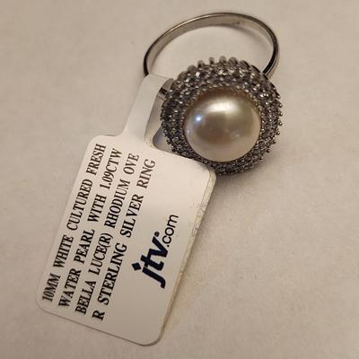 Freshwater cultured pearl ring. Size 7