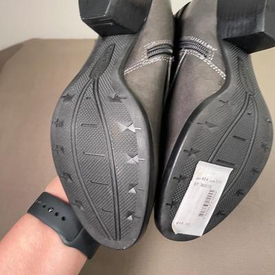 New Bare Traps Grey Boots Size 6.5