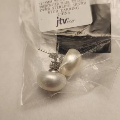 White cultured freshwater pearl earrings