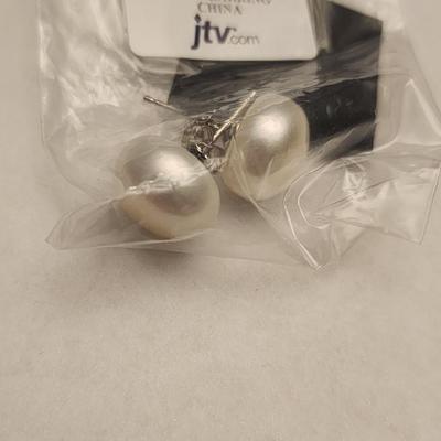 White cultured freshwater pearl earrings