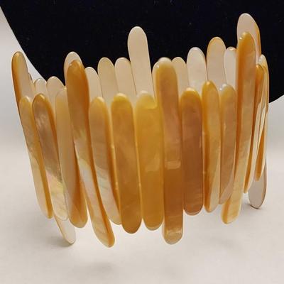 Yellow/gold mother of pearl stretch bracelet
