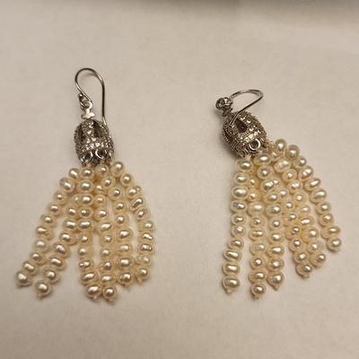 Light weight pearl dangling earrings