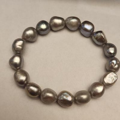 Cultured pearl stretch bracelet