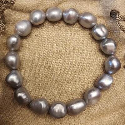 Cultured pearl stretch bracelet