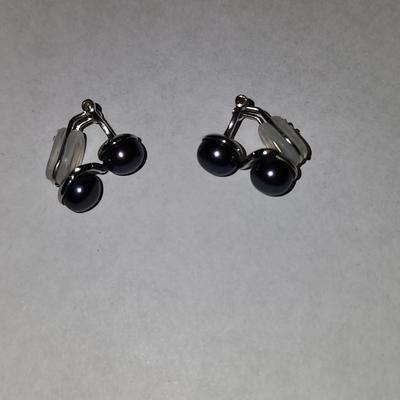 Black freshwater cultured pearl clip on earrings.