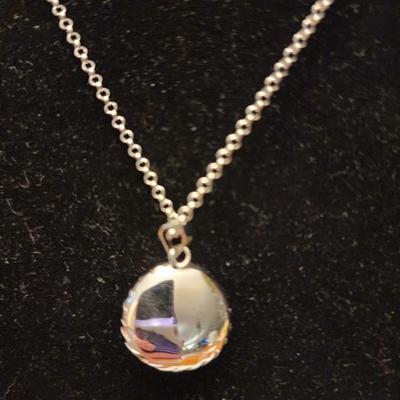 Pink cultured pearl pendant.