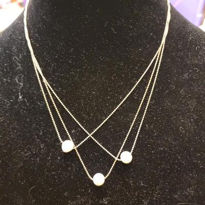 3 pearl piece necklace.
