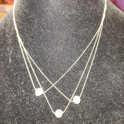 3 pearl piece necklace.
