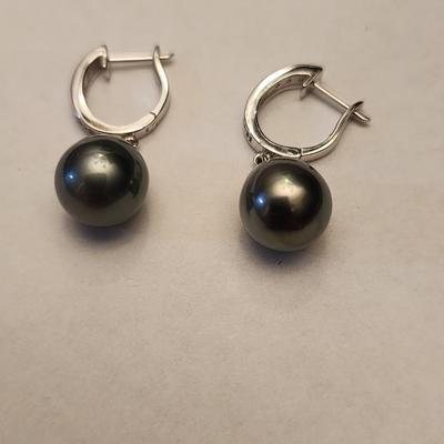 Black cultured pearl earrings