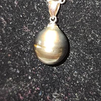 Black cultured pearl pendant necklace