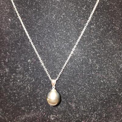 Black cultured pearl pendant necklace