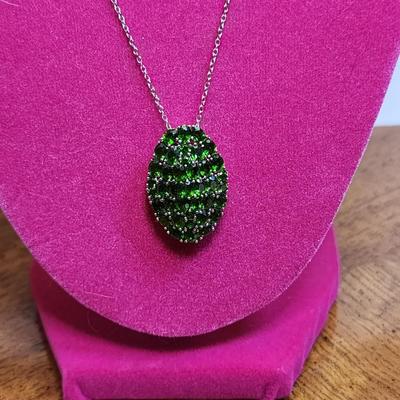 Green jewel pendant necklace
