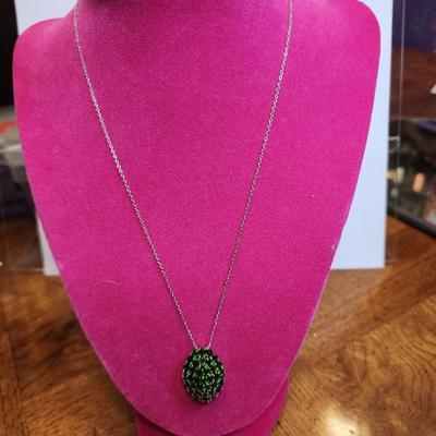 Green jewel pendant necklace