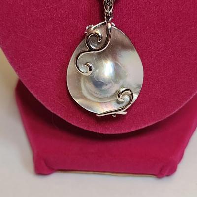 Mother of pearl pendant necklace