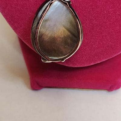Mother of pearl pendant necklace