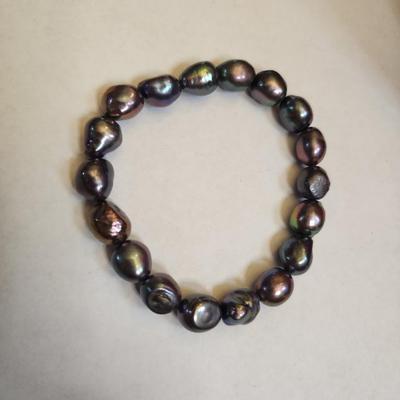 Black cultured pearl bracelet