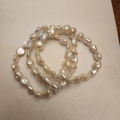 Necklace bracelet earrings set.