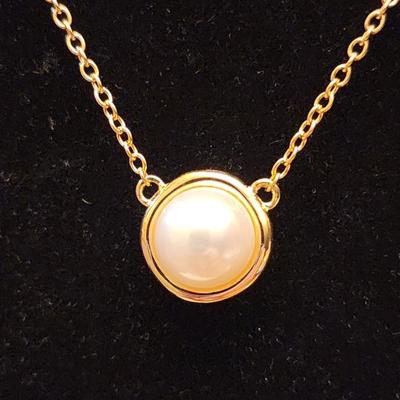 Multi cultured pendant necklace.