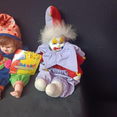 5 PORCELAIN HEAD AND FEET CLOWNS AND 1 BEAN BAG CLOWN APPROX 8"
