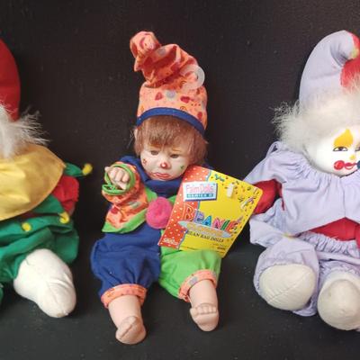 5 PORCELAIN HEAD AND FEET CLOWNS AND 1 BEAN BAG CLOWN APPROX 8"