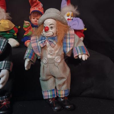 5 PORCELAIN HEAD AND FEET CLOWNS AND 1 BEAN BAG CLOWN APPROX 8"