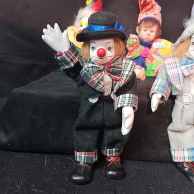5 PORCELAIN HEAD AND FEET CLOWNS AND 1 BEAN BAG CLOWN APPROX 8"