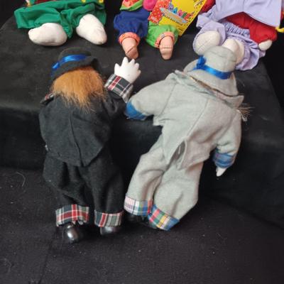 5 PORCELAIN HEAD AND FEET CLOWNS AND 1 BEAN BAG CLOWN APPROX 8"