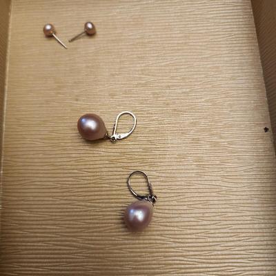 Pink/lavender cultured pearl necklace with two set earrings