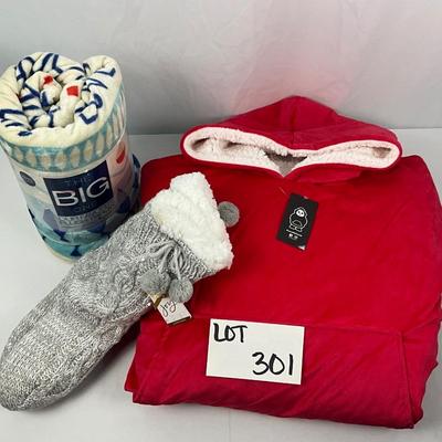 Lot H 301 NWT The Comfy Original Blanket Sweatshirt Slipper Socks and Throw Blanket