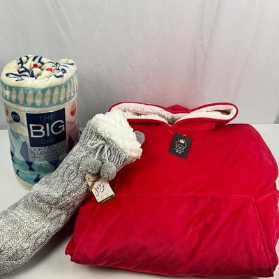 Lot H 301 NWT The Comfy Original Blanket Sweatshirt Slipper Socks and Throw Blanket