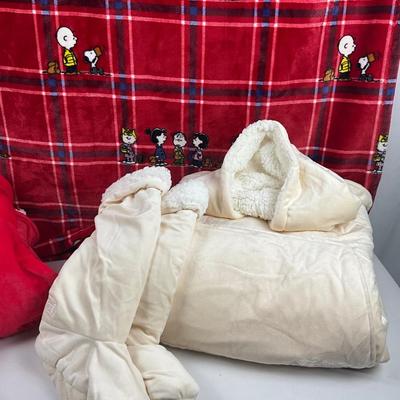 Lot H 302 Two The Comfy Original Blanket Sweatshirts Peanuts Throw Blanket The Comfy Slipper Socks Throw Blanket