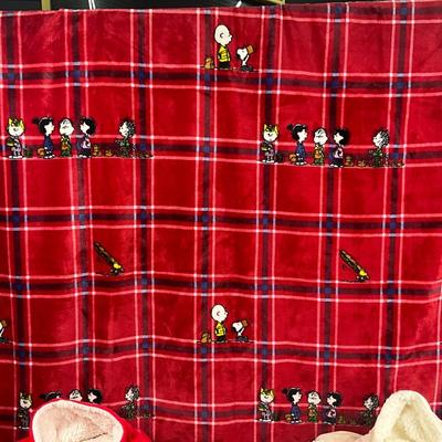 Lot H 302 Two The Comfy Original Blanket Sweatshirts Peanuts Throw Blanket The Comfy Slipper Socks Throw Blanket