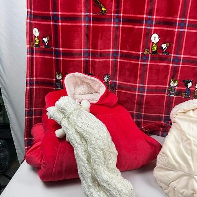 Lot H 302 Two The Comfy Original Blanket Sweatshirts Peanuts Throw Blanket The Comfy Slipper Socks Throw Blanket
