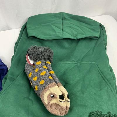 Lot H 303 New The Comfy Original Blanket. Sweatshirts Two Pairs of Slipper Socks
