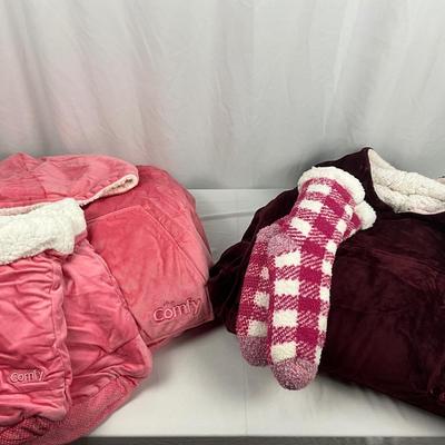Lot H 304 New IN Package The Comfy Original Blanket Sweatshirts and Slipper Socks