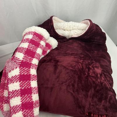 Lot H 304 New IN Package The Comfy Original Blanket Sweatshirts and Slipper Socks