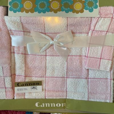 Cannon new in package towel set
