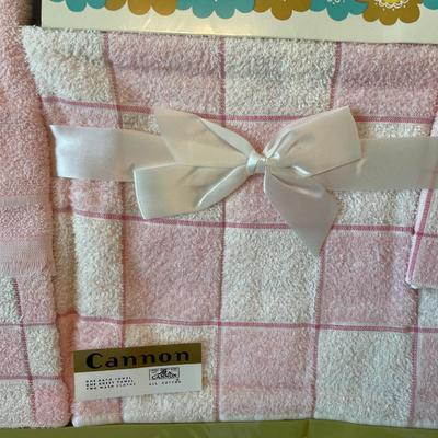 Cannon new in package towel set