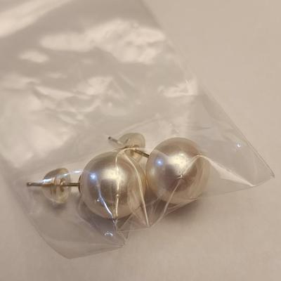 White cultured pearl necklace and earrings set.