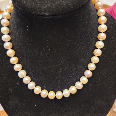 Cultured pearl multi color necklace